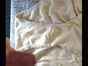 Corrida en bragas de mi mujer 111