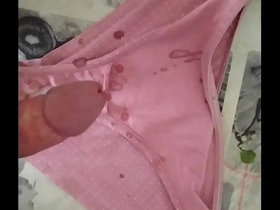 Corrida en bragas de mi mujer 104