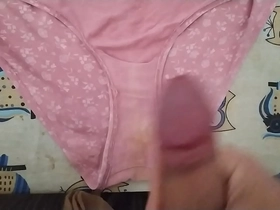 Corrida en bragas de mi mujer 145