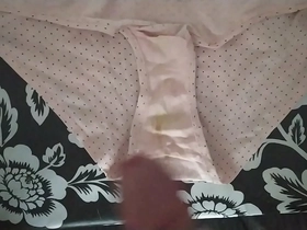 Corrida en bragas de mi mujer 98